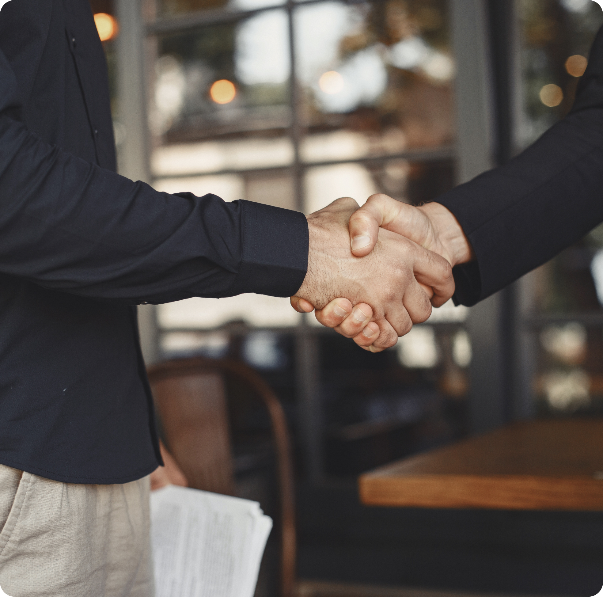 men-shake-hands-enclosure-business-agreement-understanding-business-partners 1 – Wess Soft réalisation d'application internet et logiciel informatiques