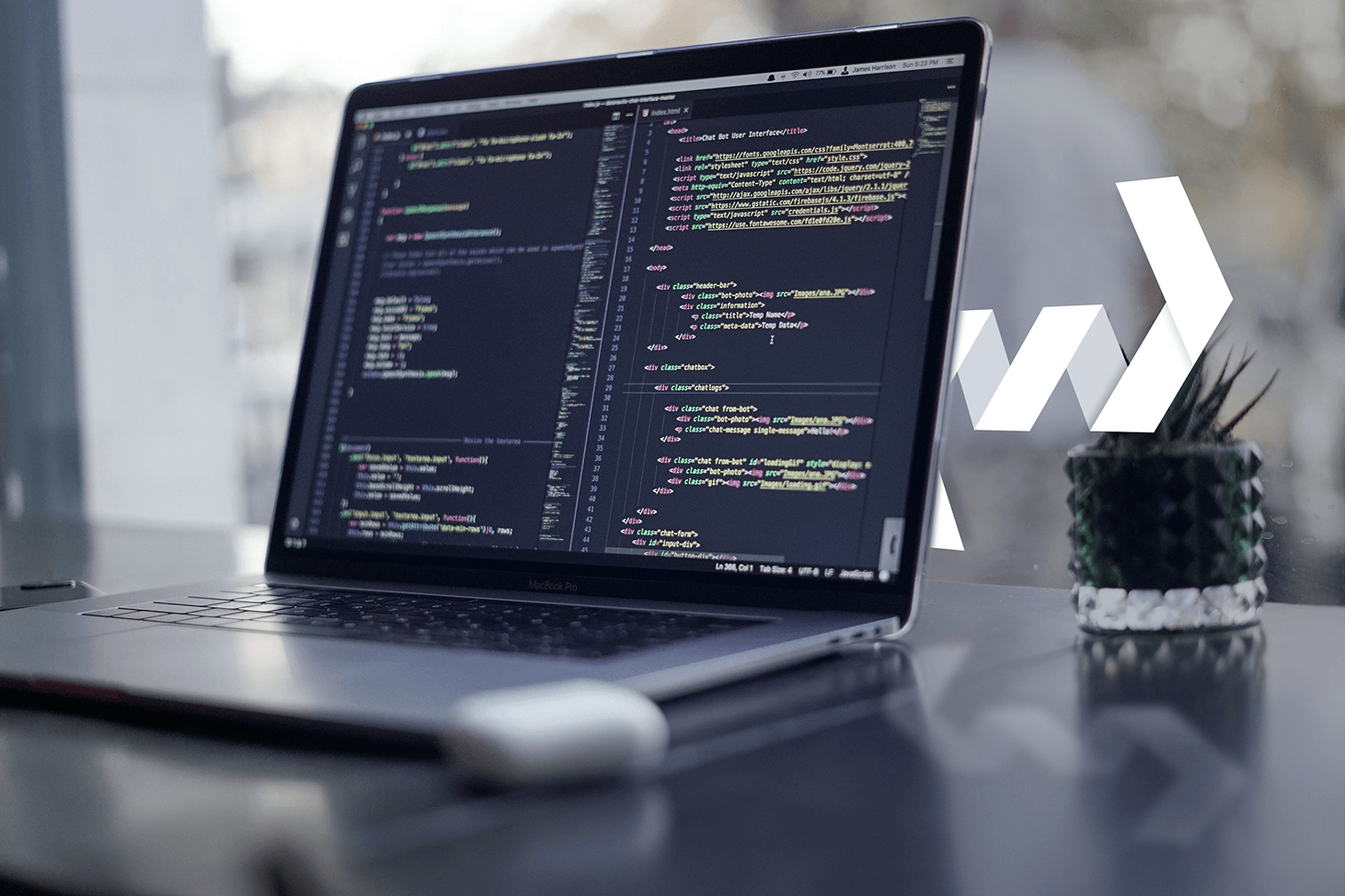 MacBook Pro affichant du code HTML pour le développement web, posé sur un bureau avec un cactus et une souris sans fil.