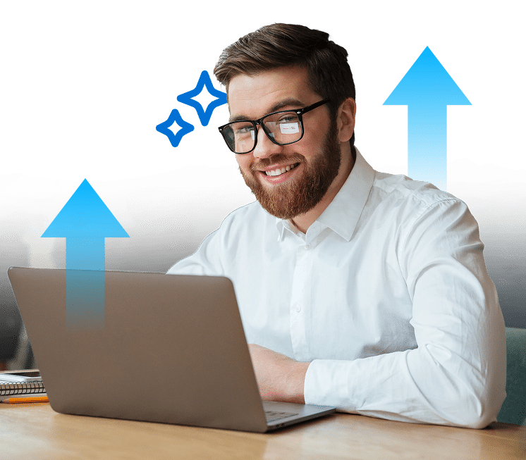 employé de bureau souriant devant son laptop augmenté par intelligence artificielle