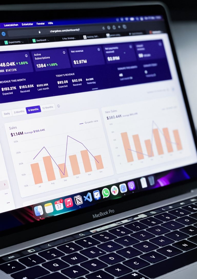 MacBook Pro affichant un tableau de bord Chargebee avec statistiques de revenus, abonnements actifs et graphiques de ventes.